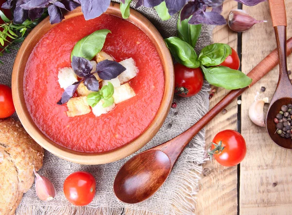 Fesleğen ve domatesli domates çorbası