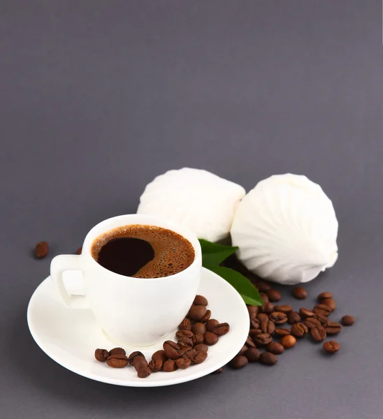 Filiżankę kawy i porcję — Zdjęcie stockowe