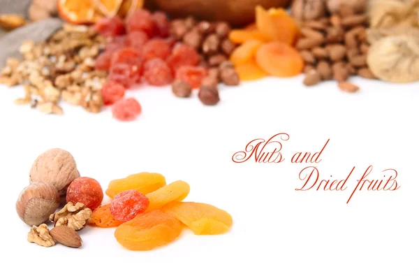 Ceviz ve kurutulmuş meyve.