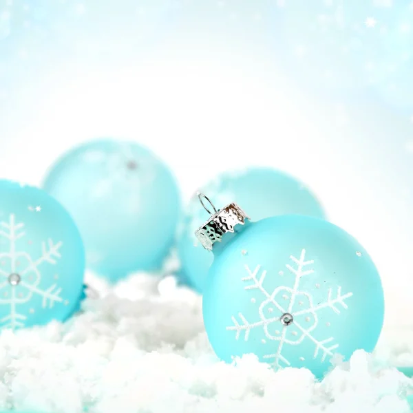 Рождество фон с голубыми шариками — стоковое фото