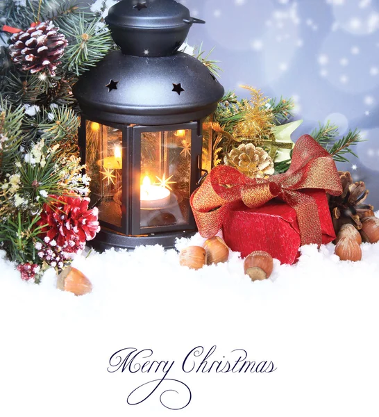 Vánoční pozadí s vánoční stromy, černá Lucerna a dary — Stock fotografie