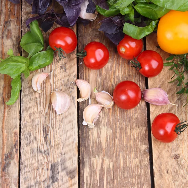 Tomates cereja frescos, alho e manjericão — Fotografia de Stock