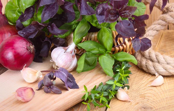 Red onion, garlic and basil — Stock Photo, Image