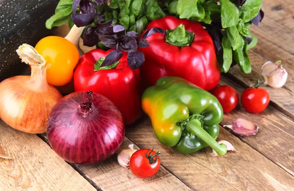 Pimentos vermelhos, amarelos e verdes frescos, tomates, alho, especiarias e manjericão — Fotografia de Stock