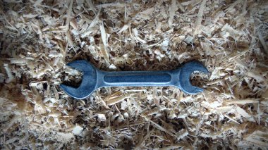 Eski Marangoz atölyesinde Tahta talaşı üzerinde eski bir İngiliz.