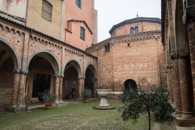 Bologna 'da katedralin iç avlusu.