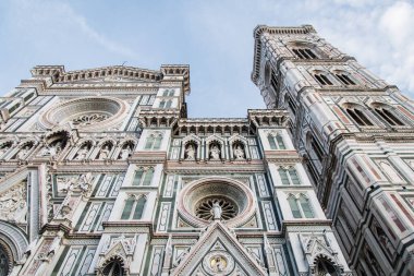 Güneşli bir günde güzel Floransa Katedrali ve çan kulesi ana cepheleri