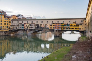 Güneşli bir günde Floransa 'da Ponte Vecchio manzarası