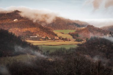 Soğuk bir kış sabahı Toskana 'nın tipik tepeleri ve tarlaları