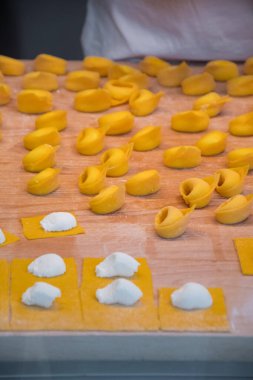 Bolonya 'da bir makarna dükkanında el yapımı peynirli tortelliniler yapılıyor.