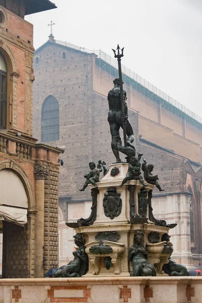 Bologna 'nın Neptün çeşmesi ve katedral meydanı sisli bir kış gününde