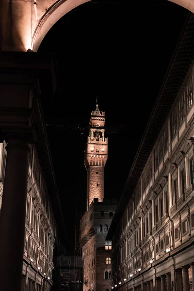 Floransa 'daki Palazzo Vecchio Sarayı' nın çan kulesi gece sokakta görülmüş.
