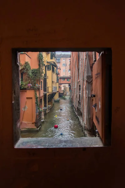 Bologna 'nın ortasındaki su kanalı küçük bir pencereden görülüyor.