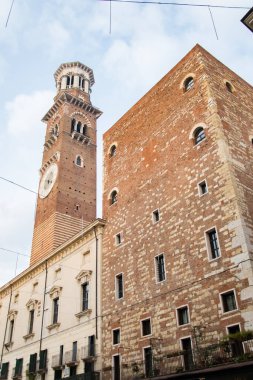 Verona 'daki saat kulesi Torre dei Lamberti olarak bilinir.