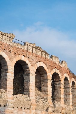 Piazza Bra 'da Verona Arena adlı Roma amfi tiyatrosunun en üst bölümü.