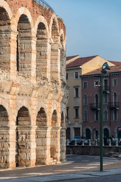 Piazza Sütyen 'de Verona Arena adında güzel bir Roma amfi tiyatrosu