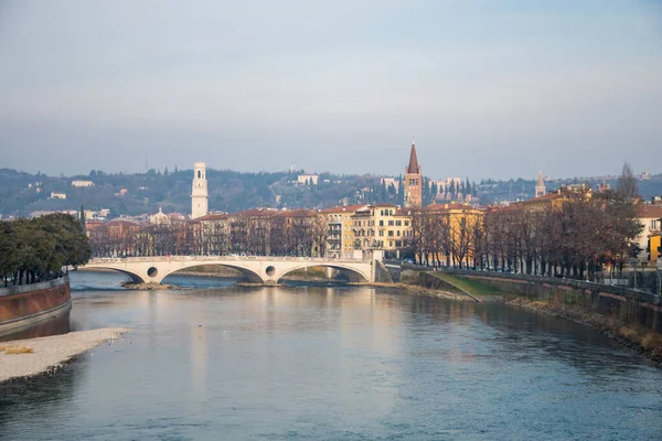 Verona tarihi merkezi ve Adige Nehri manzarası