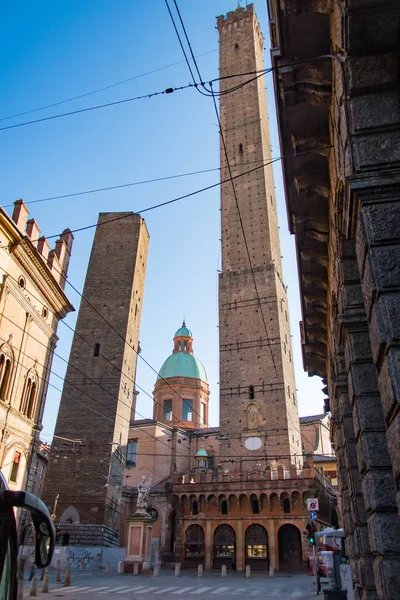 Las Dos Torres Inclinadas Bolonia Conocidas Como Due Torri — Foto de Stock