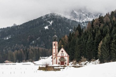 Küçük Aziz John Kilisesi Val di Funes 'da, Dolomite karlı kış boyunca