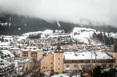 Dolomite 'de Urtijei ya da Ortisei adında güzel karlı bir kasaba.