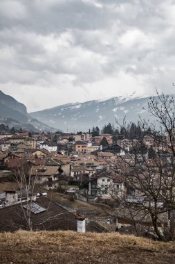 Arka planda karlı Dolomite 'nin ayaklarının dibinde küçük bir kasaba var.