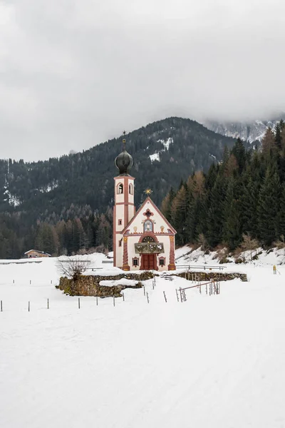 Iglesia San Juan Val Funes Dolomita Durante Invierno Nevado —  Fotos de Stock