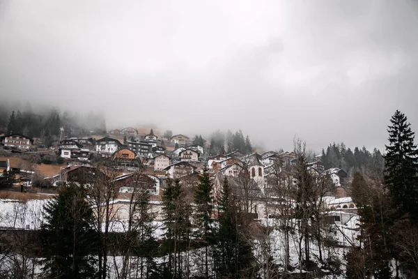 Dolomite 'de Urtijei ya da Ortisei adında güzel karlı bir kasaba.