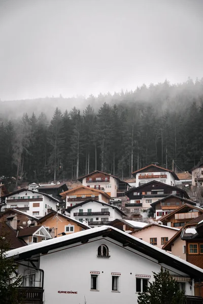 Dolomite 'de Urtijei ya da Ortisei adında güzel karlı bir kasaba.
