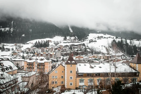 Dolomite 'de Urtijei ya da Ortisei adında güzel karlı bir kasaba.