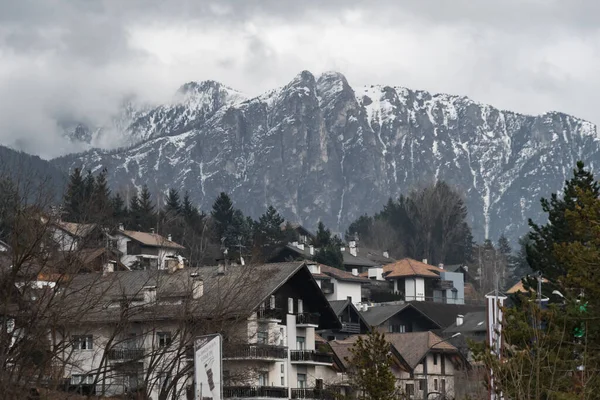 Pequeña Ciudad Los Pies Dolomita Nevada Fondo —  Fotos de Stock