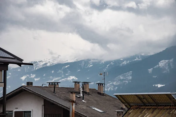 Pequeña Ciudad Los Pies Dolomita Nevada Fondo —  Fotos de Stock