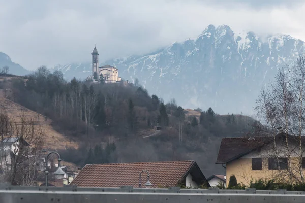 Iglesia Los Pies Dolomita Nevada Una Nebulosa Mañana Invierno —  Fotos de Stock