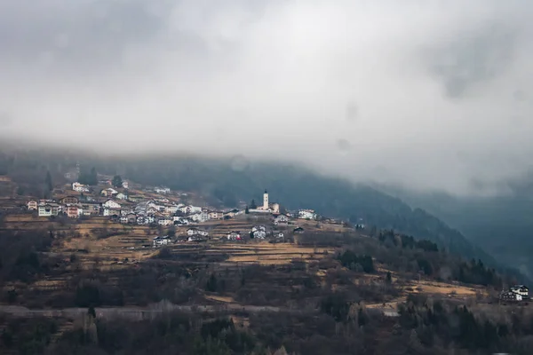 Pequeña Ciudad Los Pies Dolomita Una Nebulosa Mañana Invierno —  Fotos de Stock