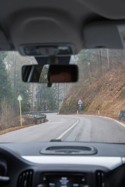 Dağ yolu Dolomite 'nin içinde arabanın içinden yola çıktı.