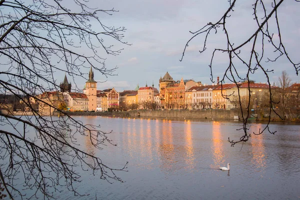 Prag tarihi merkezi gece Vltava Nehri 'ndeki bir adadan görüldü.