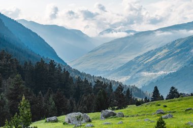 Yaz boyunca büyük ve güzel Pireneler