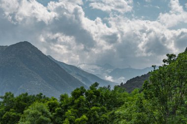Yaz boyunca büyük ve güzel Pireneler
