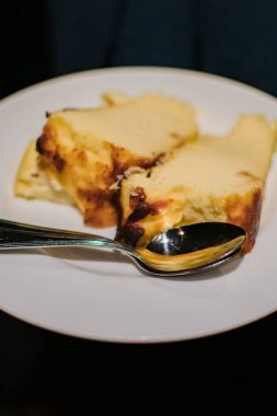 Lezzetli peynirli kek birinci sınıf bir restoranda servis edilmeye hazır.