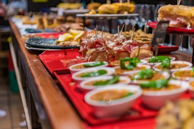 İspanya, Bilbao 'da bir barda tapas denilen tipik yemekler.