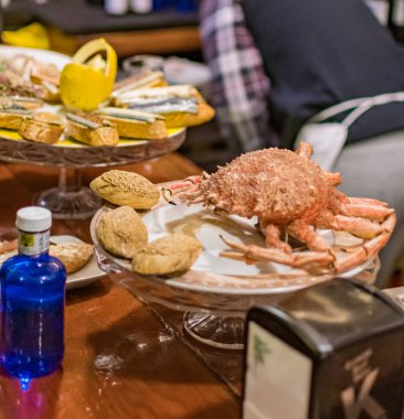 Lezzetli ve iştah açıcı büyük yengeç Bilbao 'da bir meze barda