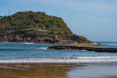 Güneşli bir günde güzel Lekeitio kasabası, Bask ülkesi