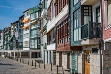 Güneşli bir günde güzel Lekeitio kasabası, Bask ülkesi