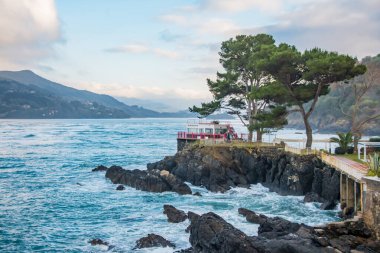 İspanya 'nın kuzeyindeki güzel ve kasvetli deniz kıyıları bulutlu bir günde