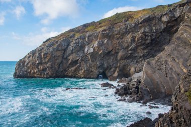 İspanya 'nın kuzeyindeki güzel ve kasvetli deniz kıyıları bulutlu bir günde