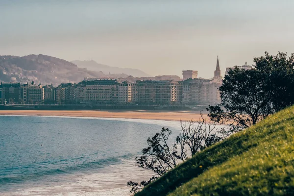 San Sebastian 'daki ünlü La Concha plajı, Bask Ülkesi.