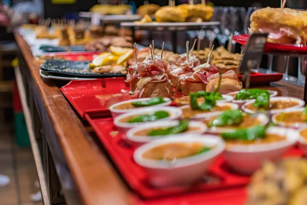 İspanya, Bilbao 'da bir barda tapas denilen tipik yemekler.