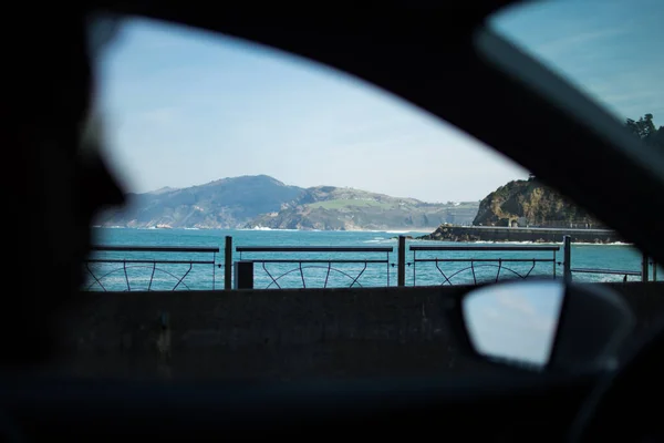 Zarautz, Bask Bölgesi 'ndeki bir yol gezisinde bir arabanın içinden görüldü.