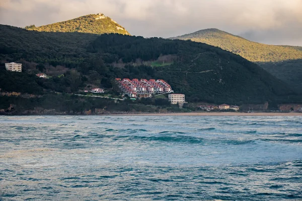 Güneşli bir günde İspanya 'nın kuzeyinde güzel ve kasvetli bir deniz kıyısı