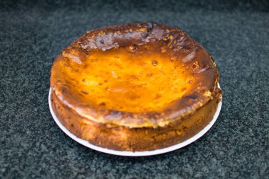 İzole edilmiş ev yapımı ve beyaz tabakta lezzetli bir cheesecake.