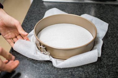 Tanınmayan eller pastaya yapışmasın diye kalıba kağıt koyuyorlar.